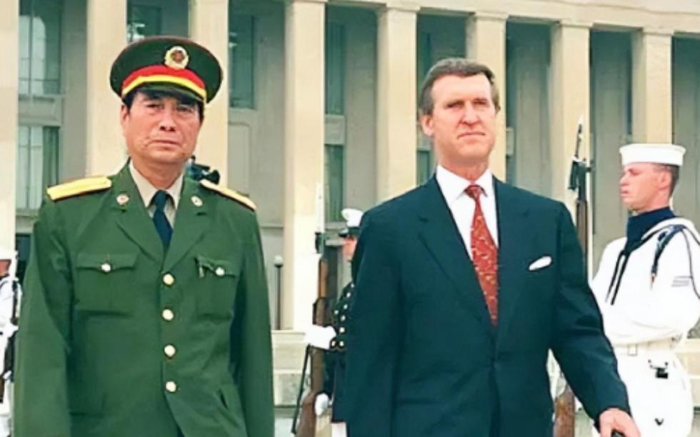 1998年，张万年出访美国，当他刚踏进美国宁堡陆军基地，一个美军司令突然跳了出来