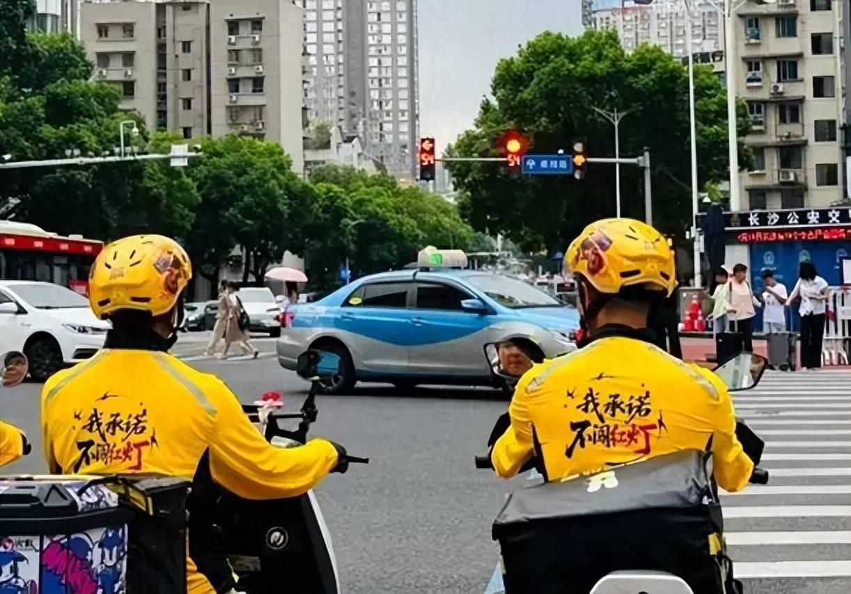 红灯停，计时停！苏州为外卖小哥开启了一条从“罚款”到“改算法”的治理升级之路。