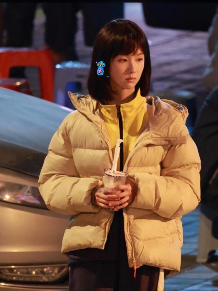 第一次见黄色的校服 款式倒是梦回初高中生活陈都灵余九琪 陈都灵冬风吹又生 