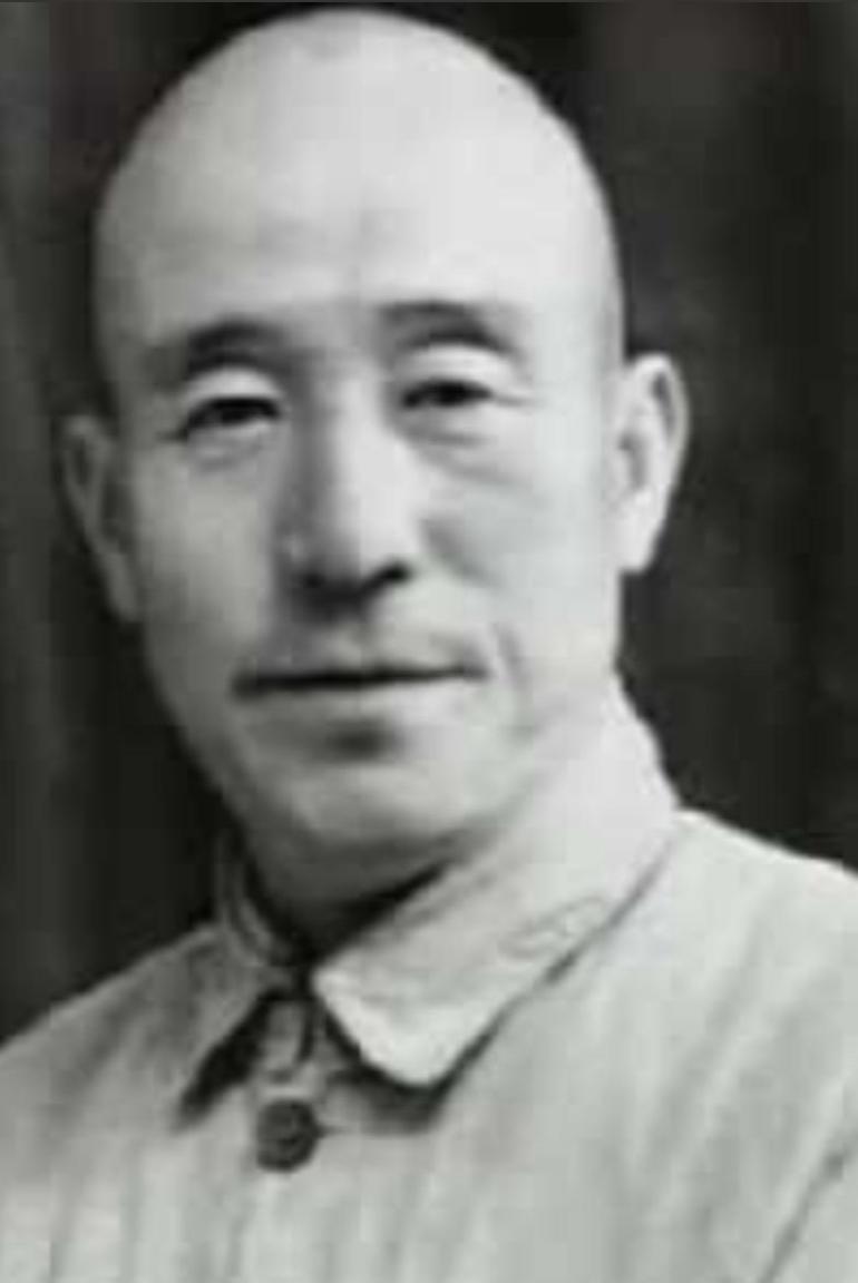 1948年，解放军攻入新保安。35军军长郭景云掏出手枪，对准副军长说："我先送你