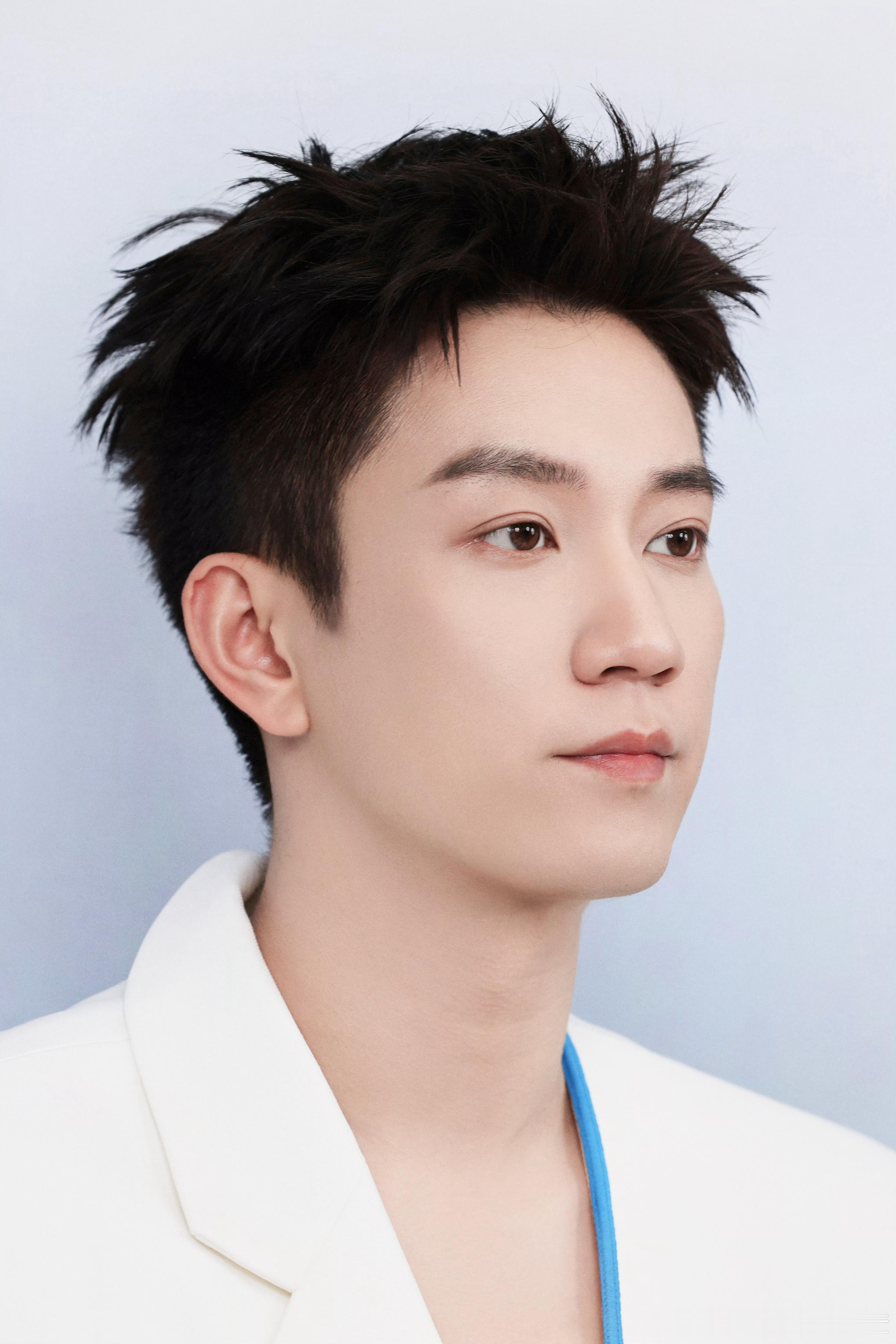 王子奇方否认恋情 王子奇被爆恋情瓜，王子奇工作室已辟谣：几位朋友一起打台球，属于