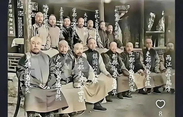 这不仅仅是一张普通的照片，而是一段尘封的历史，一次权力的游戏。想想看，那些面无表