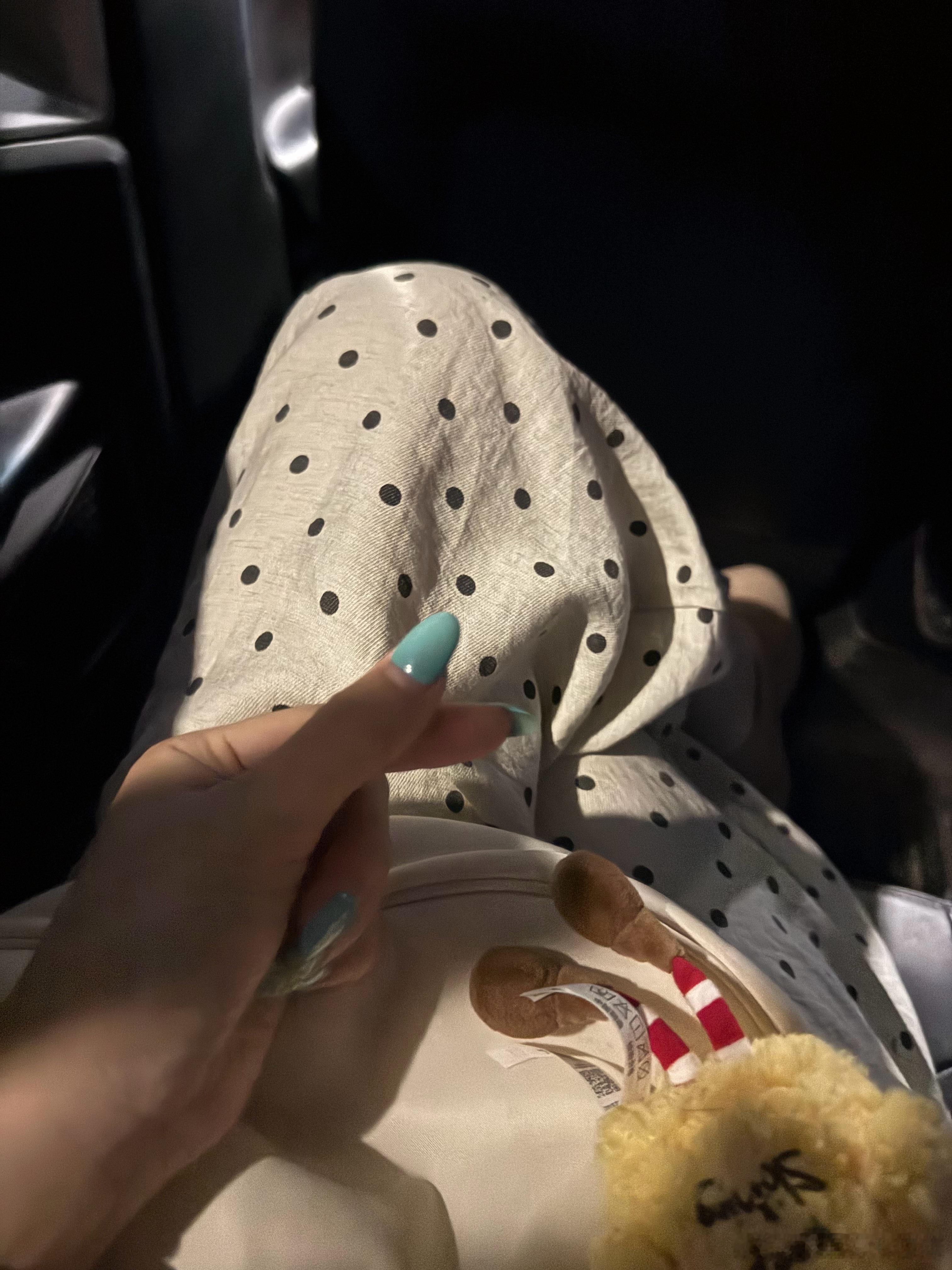 我马上到家了！平常这个时候我还在公司加班呢 