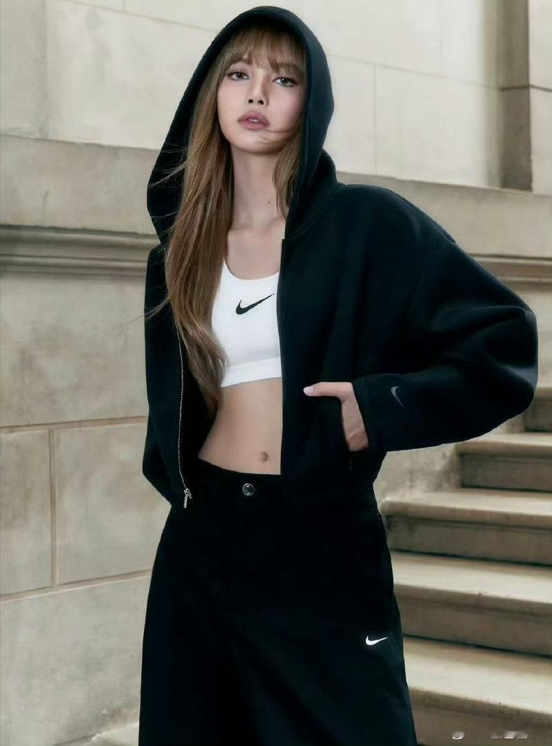 Lisa世界杯开幕式表演 她这是走捷径了，所以资源变好了。别导致后面的年轻艺人盲