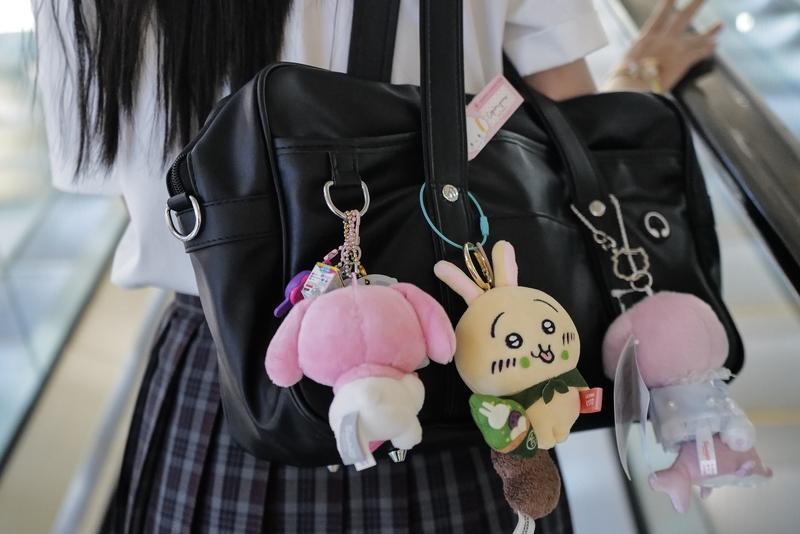 现在年轻人流行在包上“养娃”，也就是用各种挂件、小饰品装扮包包。这可不是新鲜事儿