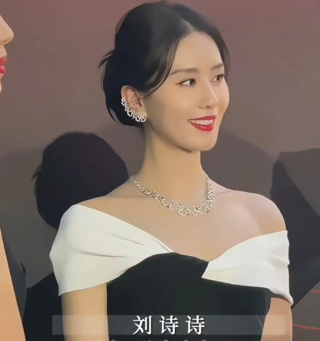 刘诗诗出席活动现场，颜值一流的女星，最喜欢的没有之一，妩媚的眼神，火辣的嘴唇！ 