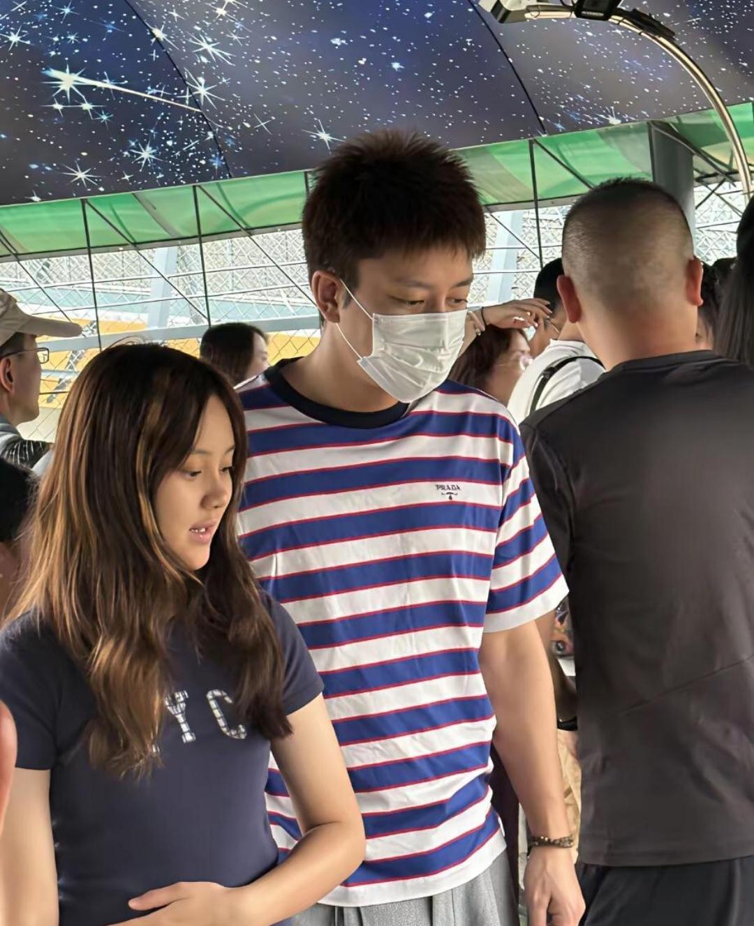 贾乃亮与女儿甜馨回到哈尔滨老家游览东北虎林园，孩子长高了，和妈妈挺像