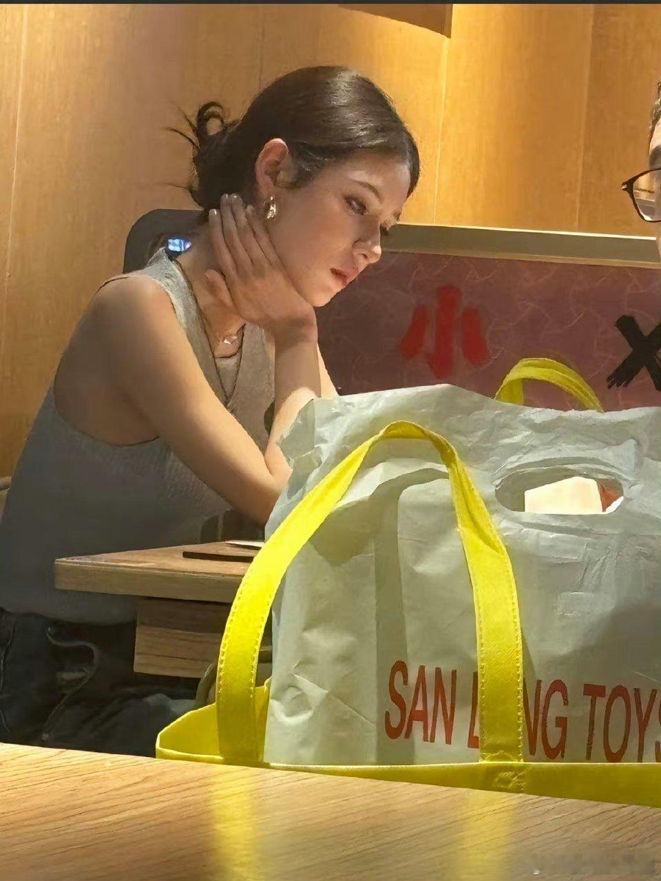 网友拍到的张予曦[哇][哇][哇]虽然没有网友说的建模脸什么的，但是真的是硬件优