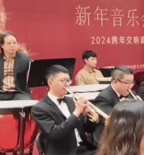 看新闻哈尔滨商场里都开始整起了交响乐，冰雪大世界也整上了热气球，相约在有雪的哈尔