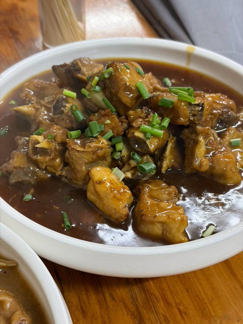 跑到慈溪吃了阿松饭店 三年多没来了 菜量变得巨大 够三四个人吃的 