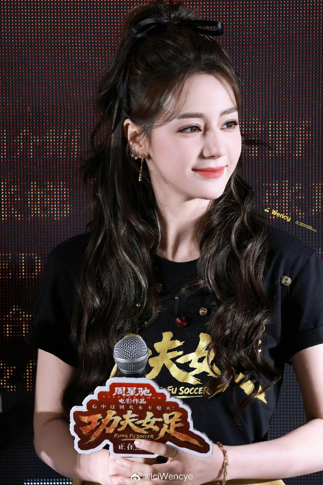 迪丽热巴好嫩好美萌迪丽热巴乔晶晶五周年迪丽热巴路演造型出圈！蓬松高马尾卷发少女感