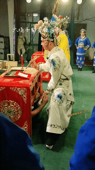 人家是袖子一遮一变脸好吧！他这动作是徒弟。
