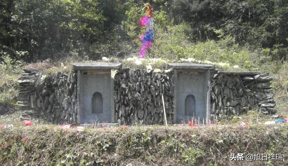 太缺德了！湖南村民修缮清代祖坟，发现被挖了个大坑，七八十岁长辈当场气哭：老祖宗躺