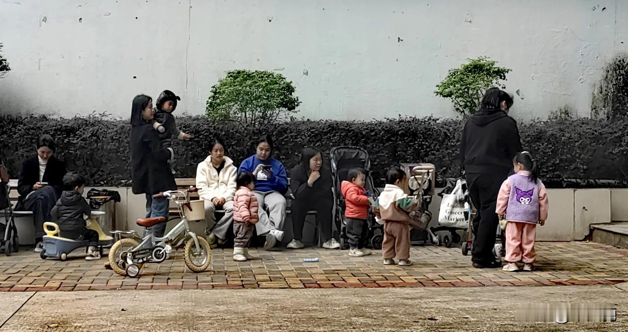 退休一族的退休生活怎么样?关键的问题，社会优越性没有了，过去单位有托儿所能解决双