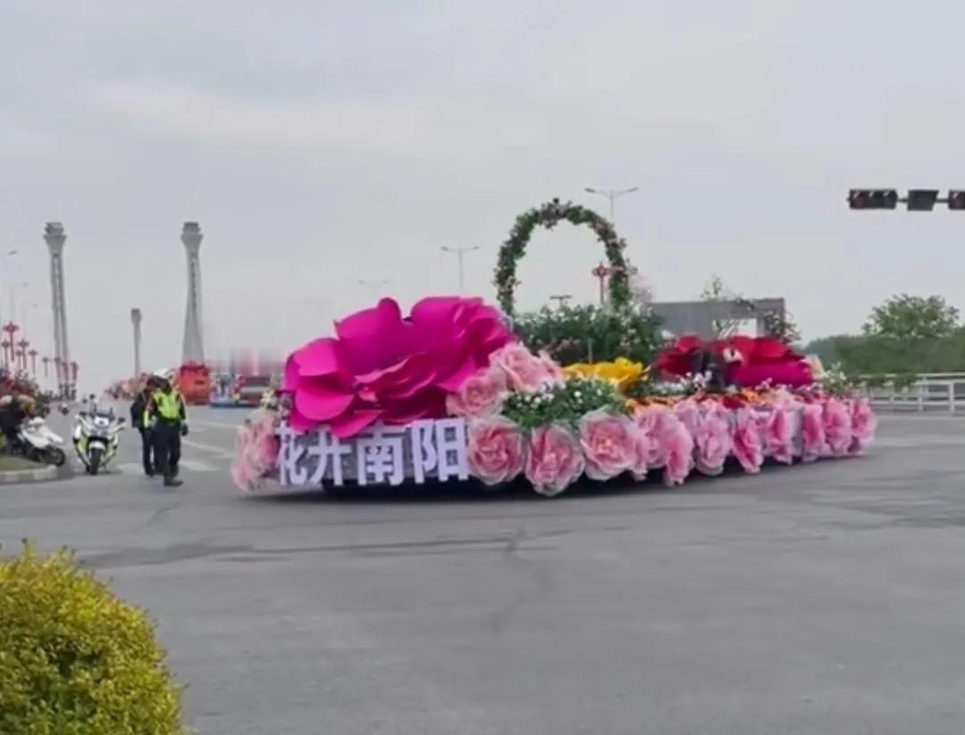5月3日，南阳市多辆月季花车巡游经过光武大桥，五一劳动节一车车月季花儿游行皆浪漫