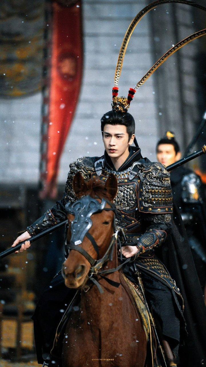 张凌赫也抠手  真的会被这个小细节可爱到，张凌赫安安静静抠手的样子也太真实了吧。