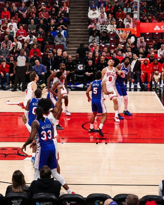 北京时间11月5日，NBA常规赛76人客场对阵公牛，东部前两名展开榜首大战，麦凯