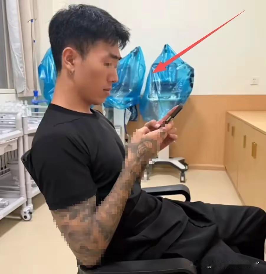 这是啥情况？
花臂男友陪护士女友上班，填写病历还帮着女友给病人配药和写标签……