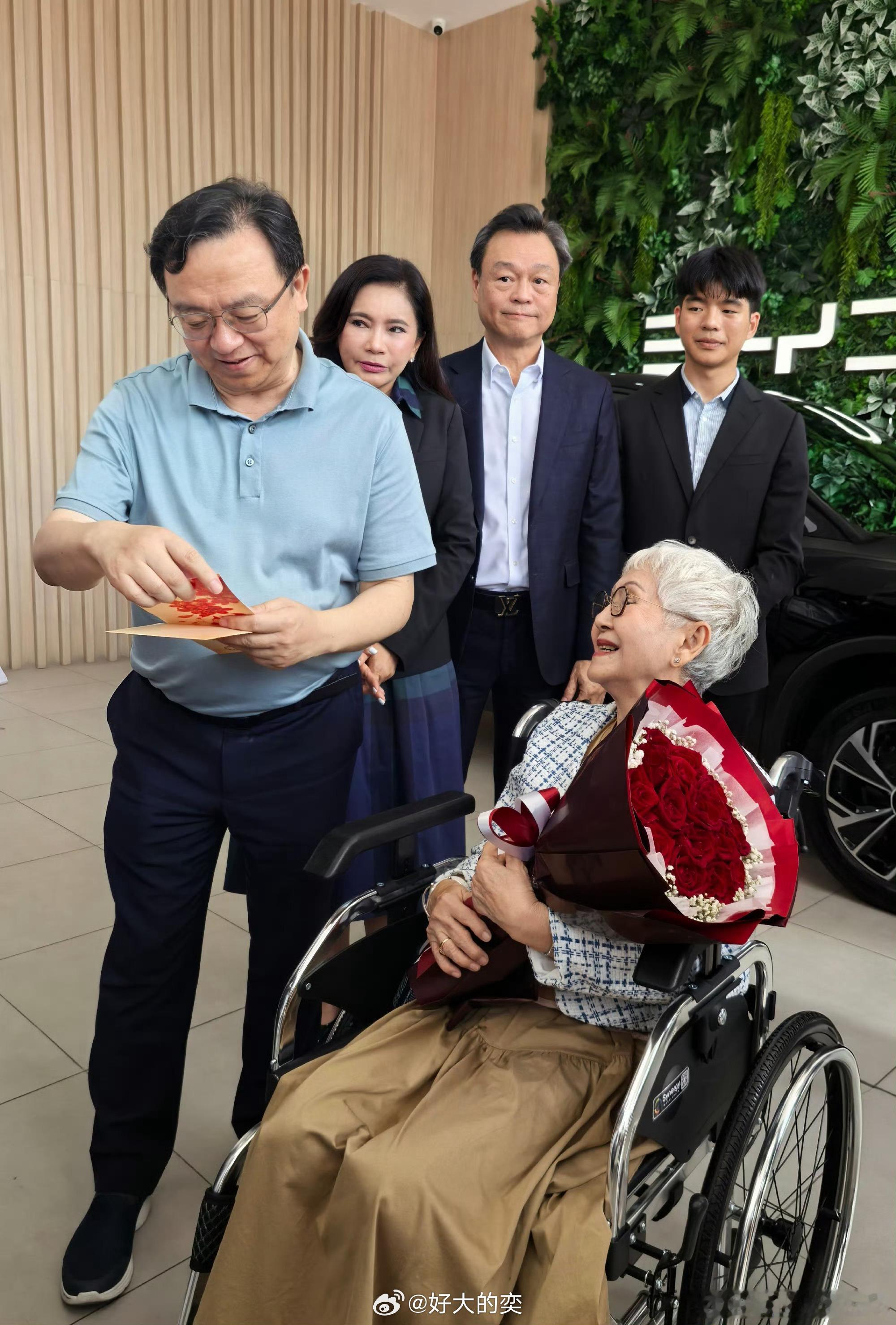 船夫哥在泰国交付新车，车主竟是老年的谢南枝…船夫哥最近去了泰国。亲手把比亚迪在泰