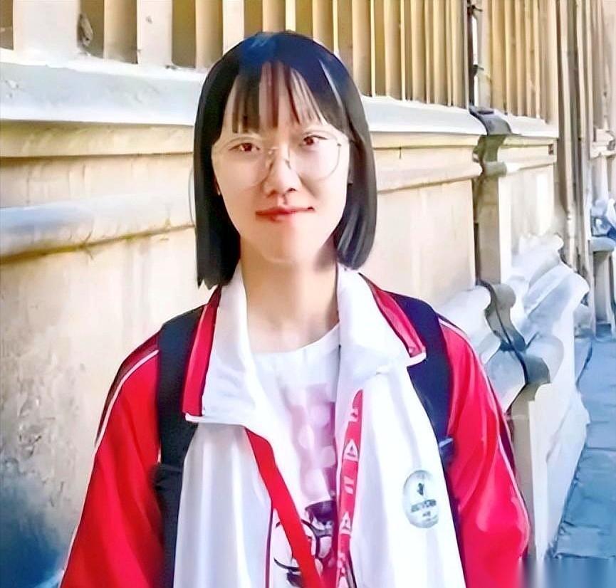 湖北理科状元唐楚玥，高考卷子一摊，725分。
语文146，数学149，英语143