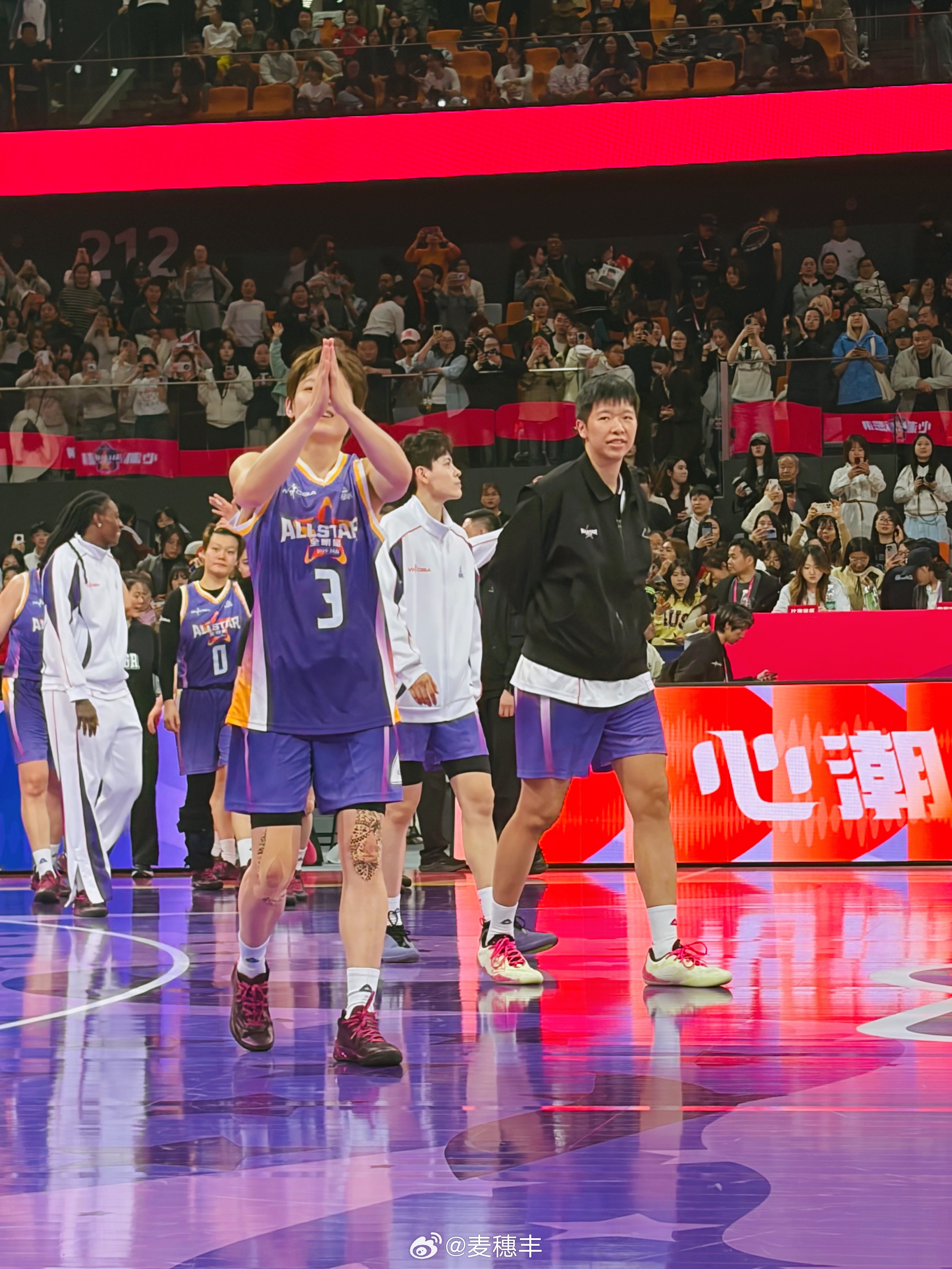 两位指导，有点“父母爱情”的既视感。wcba全明星周末心潮澎湃小麦出球差杨力维 