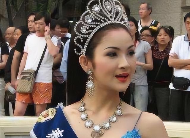 泰国人妖接客前吃避孕药：不是为了避孕，是为了“活着”。
 
一个月用正规雌激素，