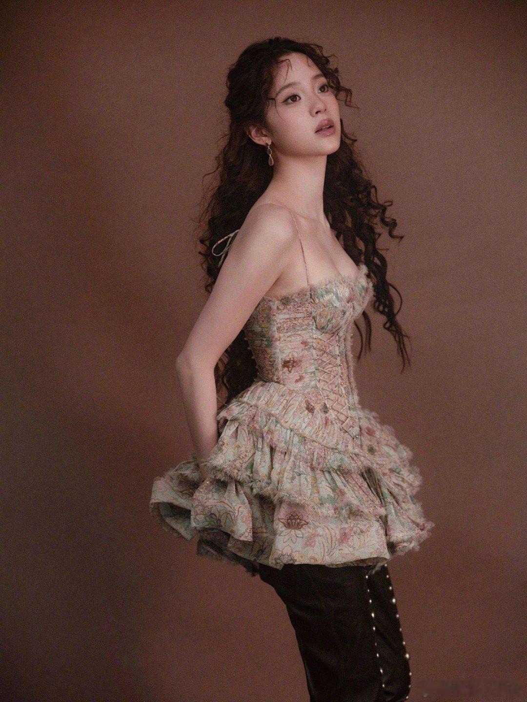 欧阳娜娜解锁云朵舒芙蕾穿搭 像云朵舒芙蕾般香甜松软，轻盈感拉满，呼吸间都是温柔，