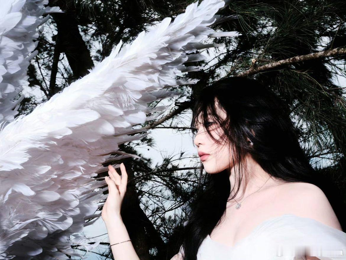 沈佳润天使翅膀沈佳润白色羽毛裙 ​救命啊！这也太好看了吧！ ​​​