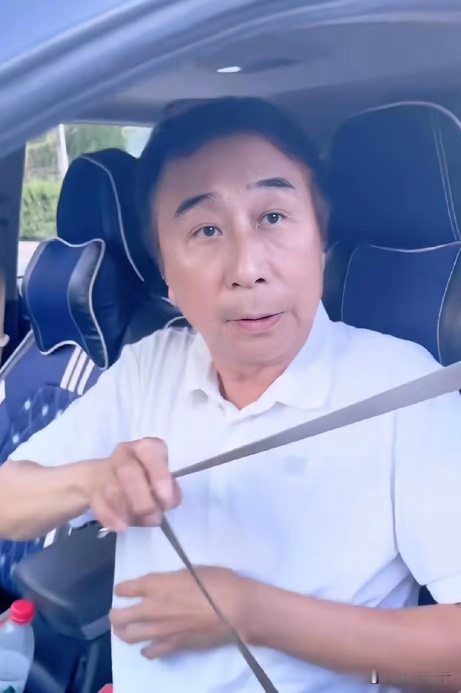 冯巩真是不说话都感觉在演小品，最近几年冯巩是辽宁电视台春晚的常客，也是大家的开心