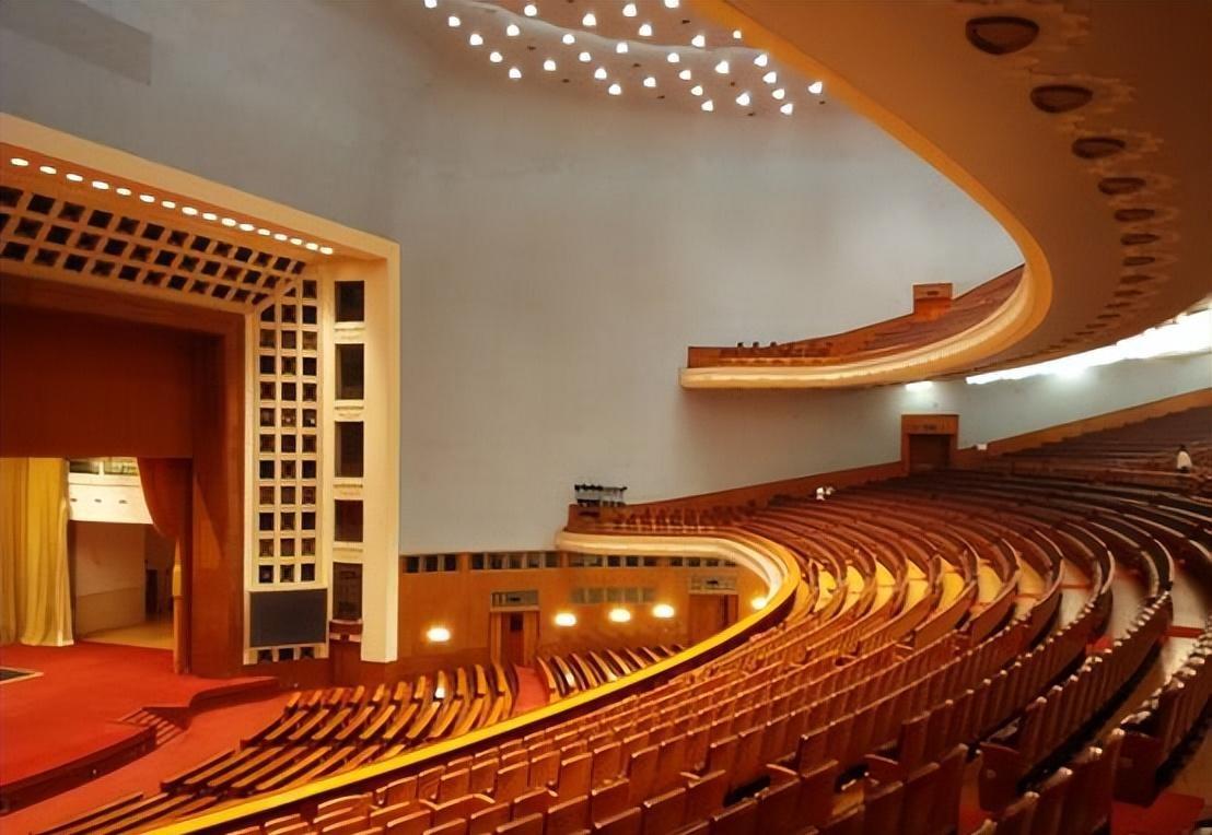 1959年人民大会堂竣工时，毛主席刚要点燃香烟，却因看到天花板上的细节微微一笑！