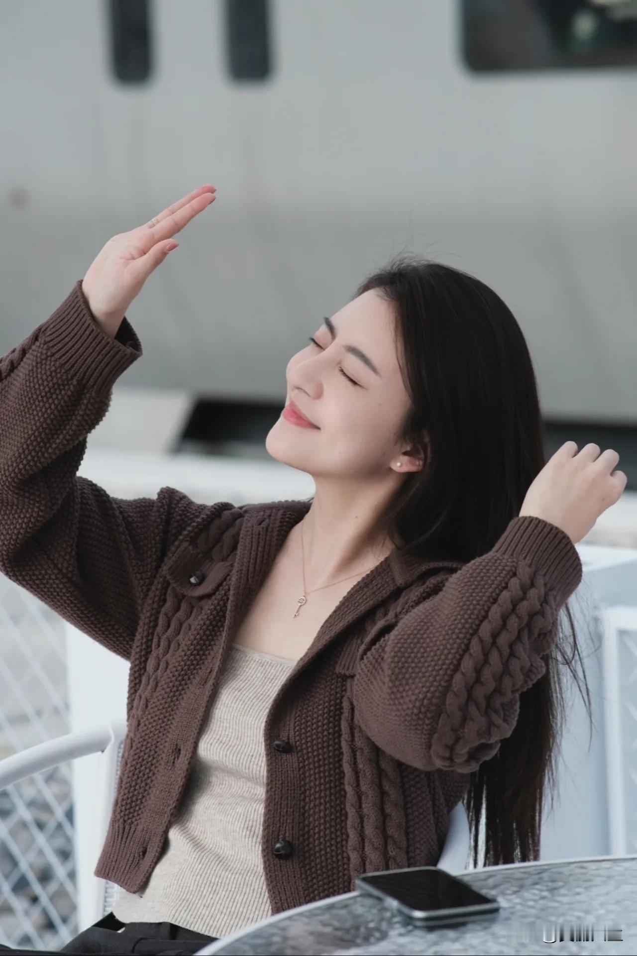 “上山喘气，下山抖腿⛰，青春没有售价，膝盖软到山下。    情绪不对就少说话，