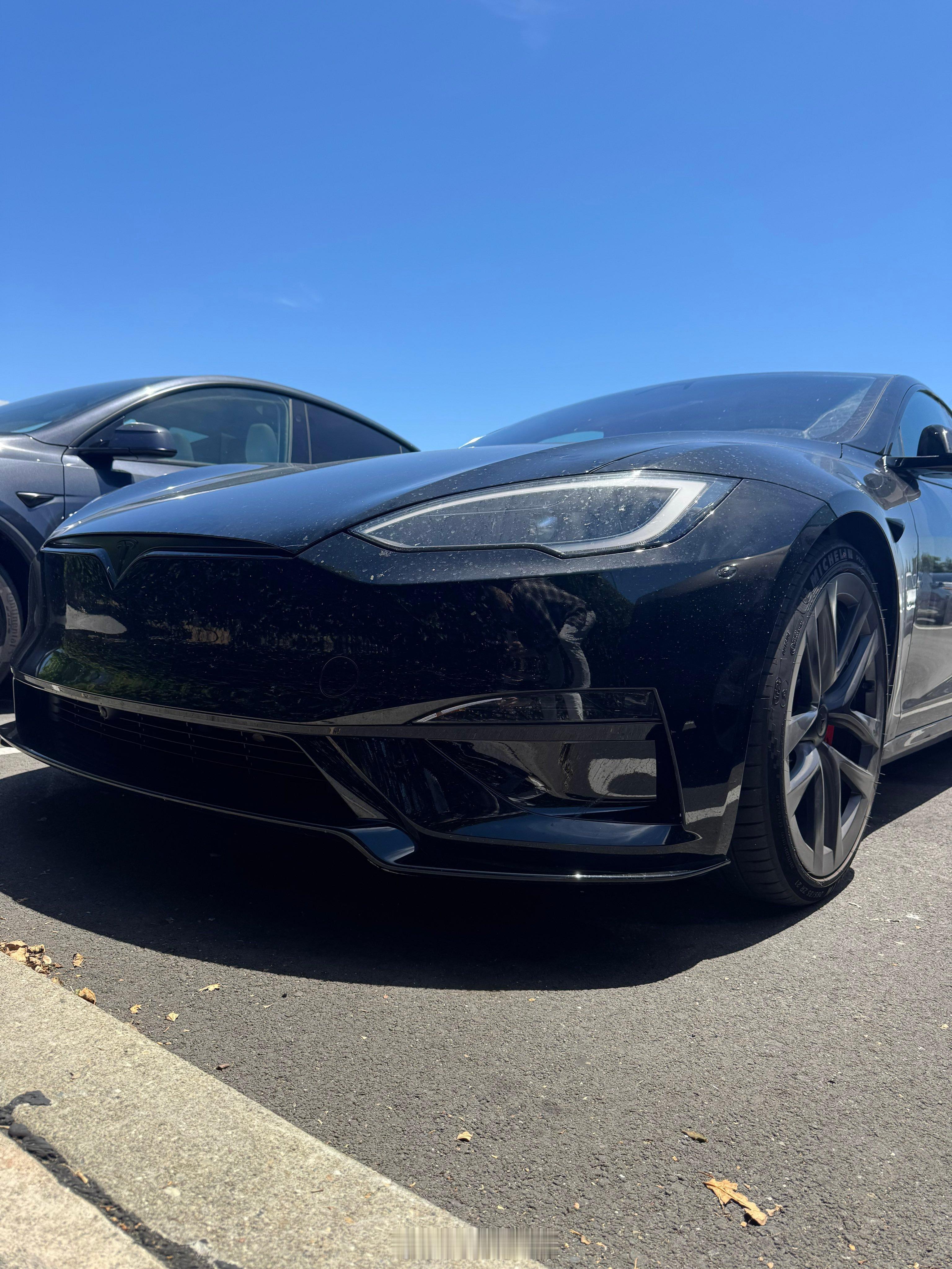 新款 Model S Plaid 在国外被拍到了，改变不大：前保险杠摄像头、带分