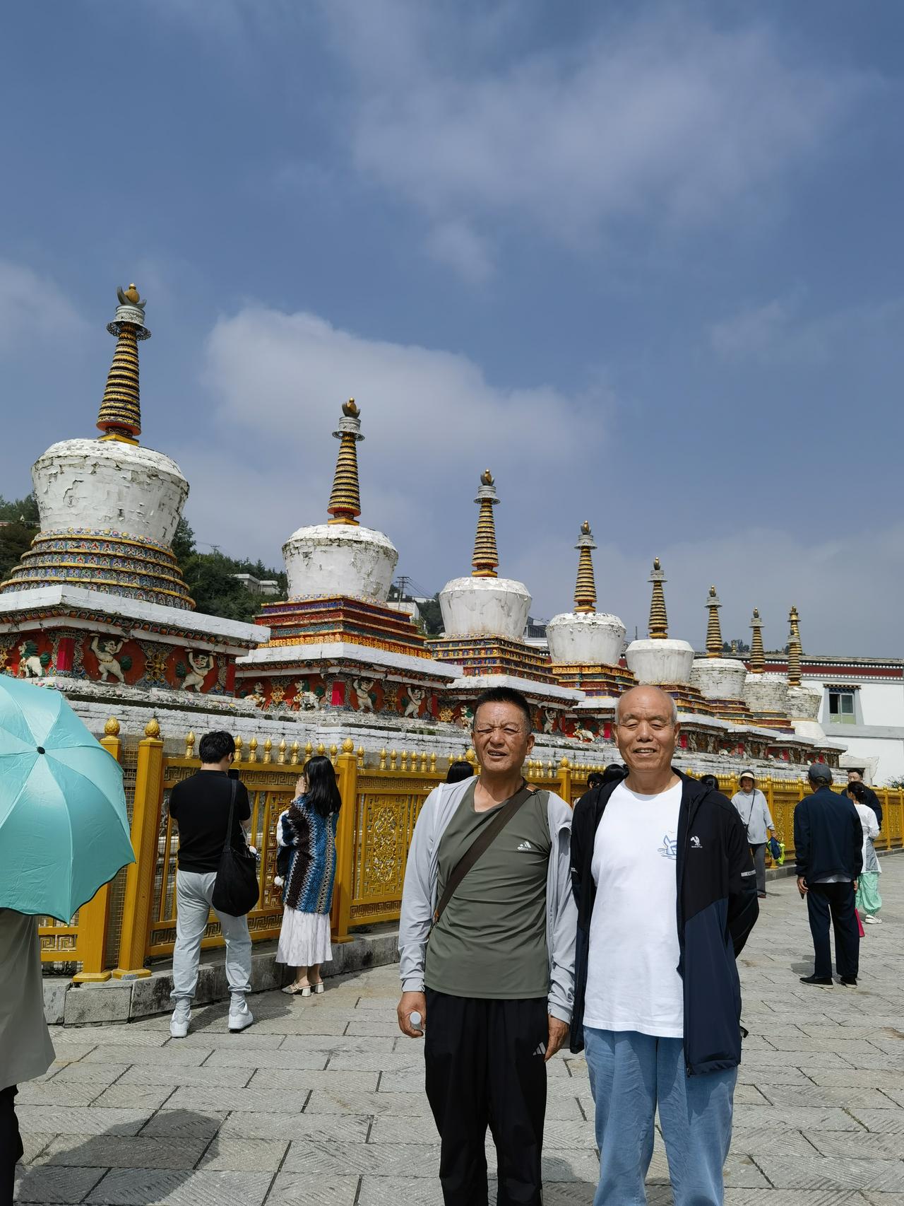 当时天气酷热难耐，中午，我和战友彭宾科夫妇在一家餐馆用餐。在那里，我品尝到了用耗