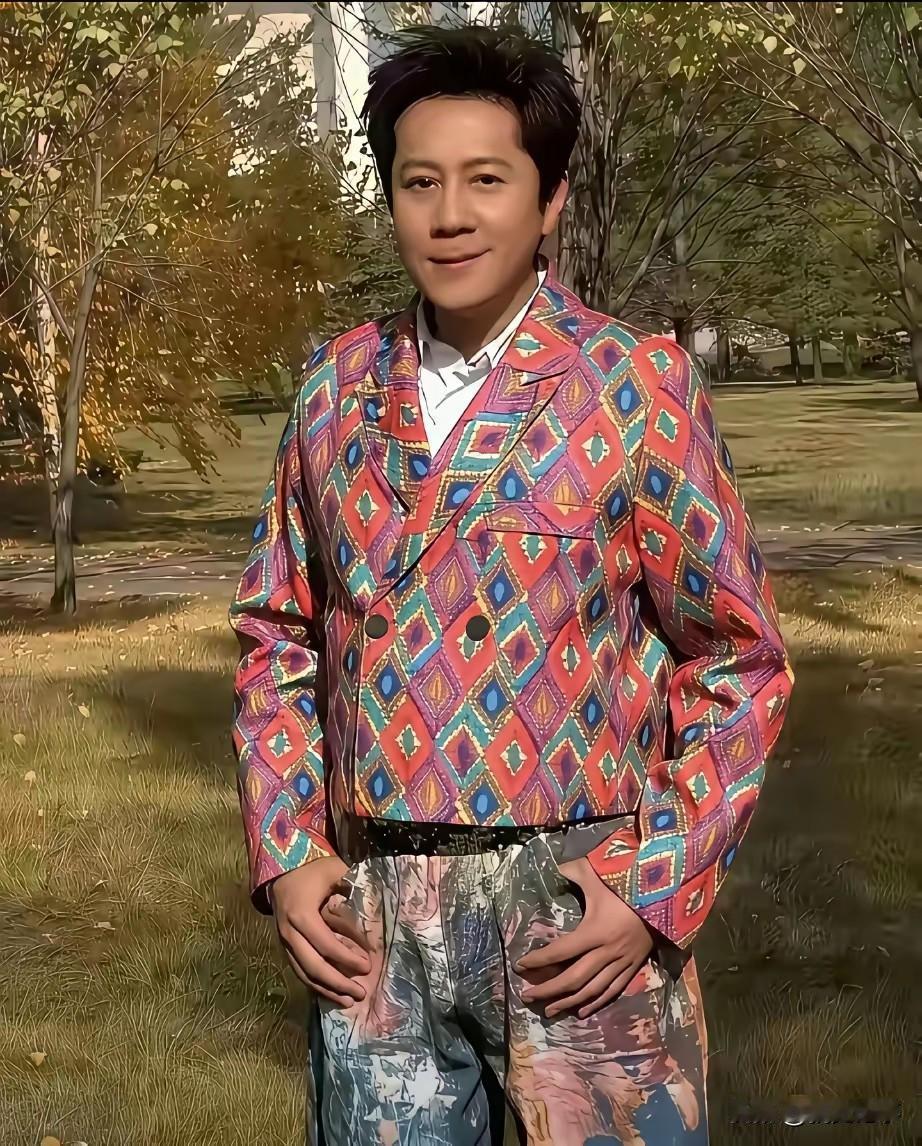 58岁蔡国庆户外留影，没想到他竟然爱穿花衣服。镜头下，他上身穿着几何纹样的彩色花