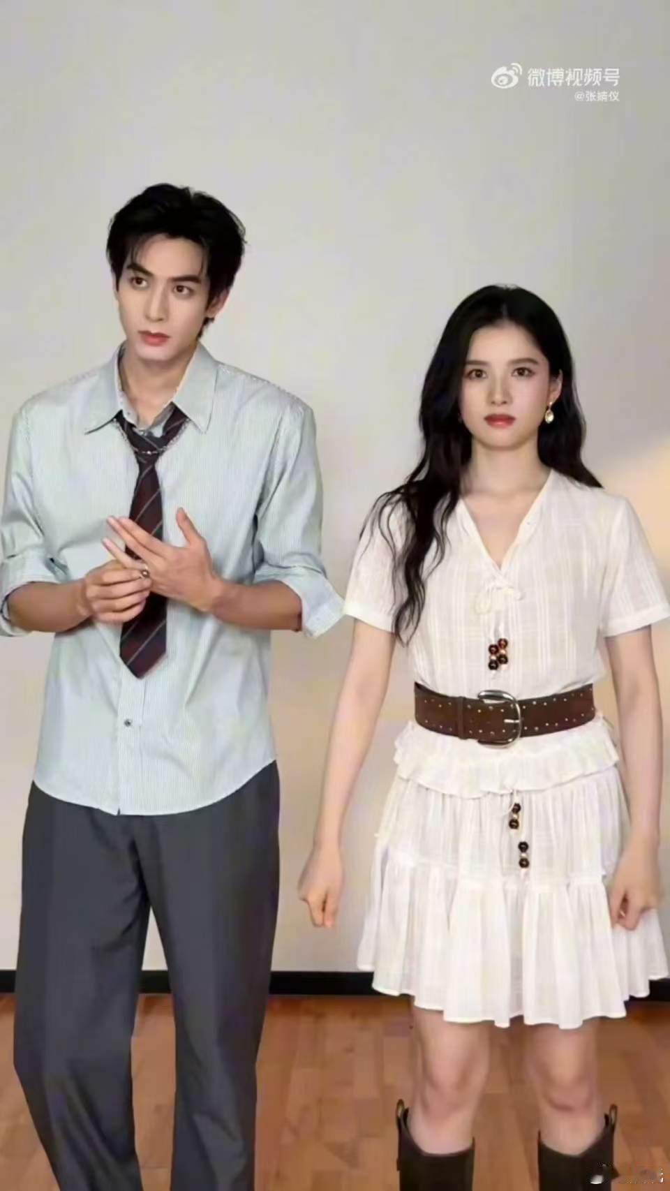 宋威龙张婧仪合拍共创宋威龙张婧仪抽象共创鲜活的哥妹共创新鲜上线，宋威龙转圈的时候