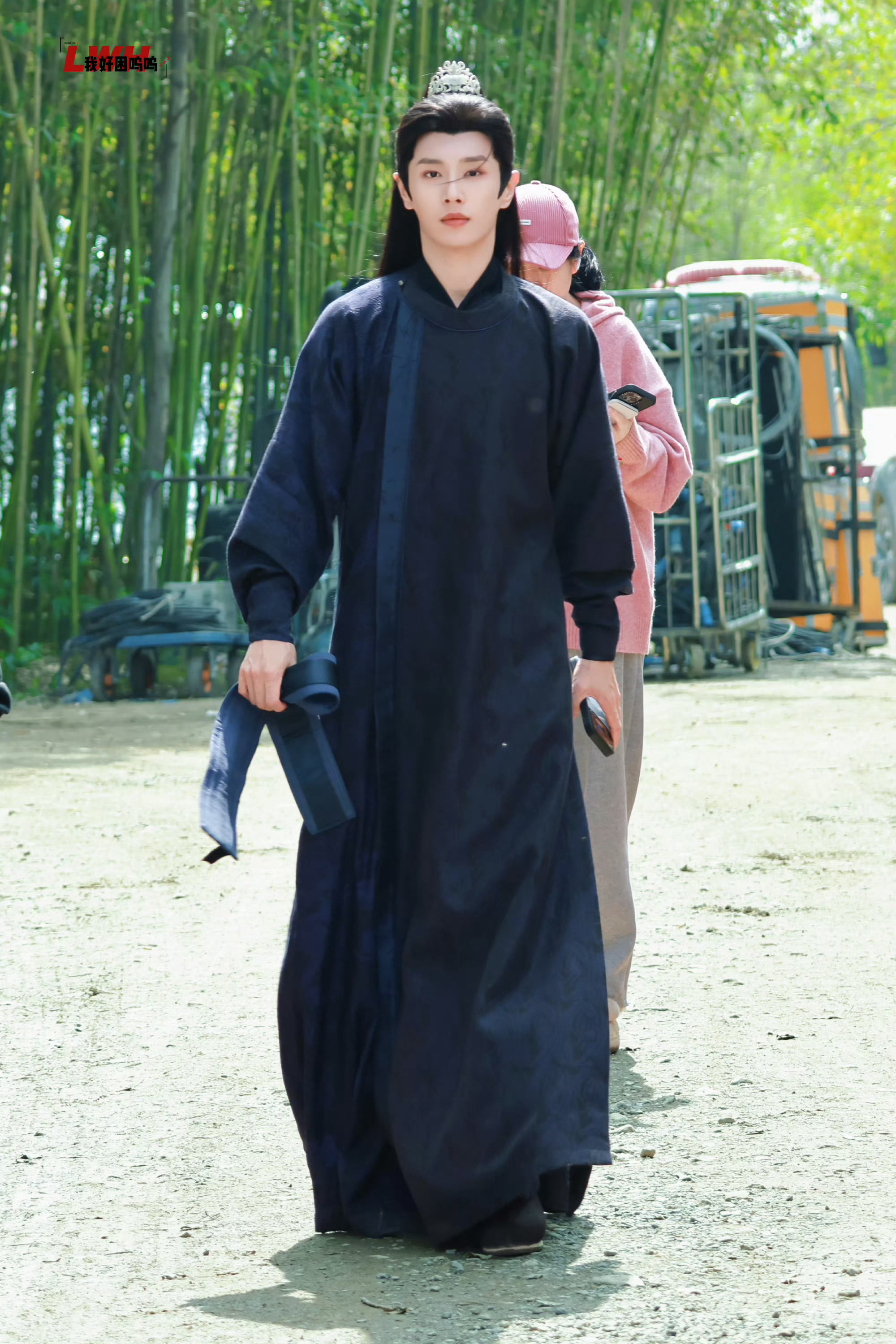 李汶翰路透白发深V李汶翰《予苍龙》路透白发配黑衣清冷氛围感拉满，深V露出胸口赤焰