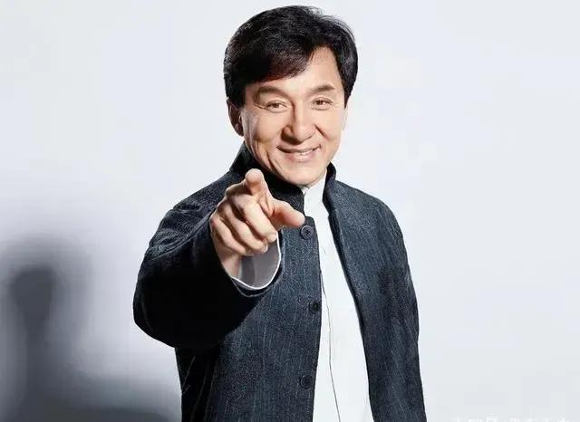 物以稀为贵。这几位顶级巨星老年的票房号召力的差距就出来了，因为经常的出现，成龙，