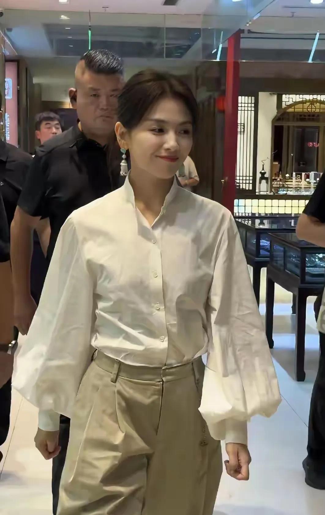刘涛亮相上海城隍庙，气质温婉娴静，那份独有的“国泰民安”之美扑面而来，果然不负“