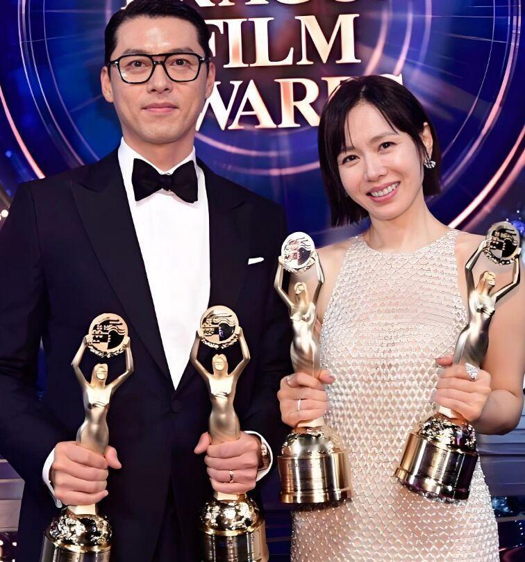 11月19日第46届韩国电影青龙奖颁奖典礼，简直是玄彬孙艺珍这对夫妻的高光时刻！