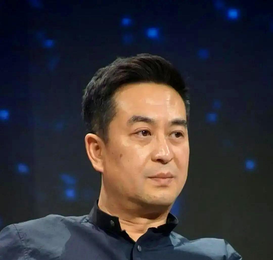 满头白发，套件普通的白衬衫，就这么在西安高档小区看房被拍了。

路人镜头里他背有