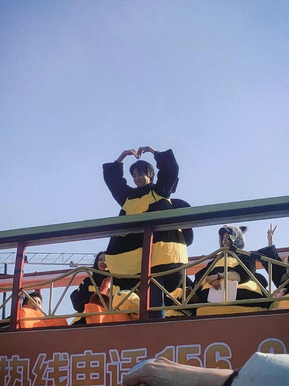 周五晚高疯 宇宙嗡嗡嗡 快乐加载满格，疯玩模式全开，笑点炸场停不下来，狂欢氛围直