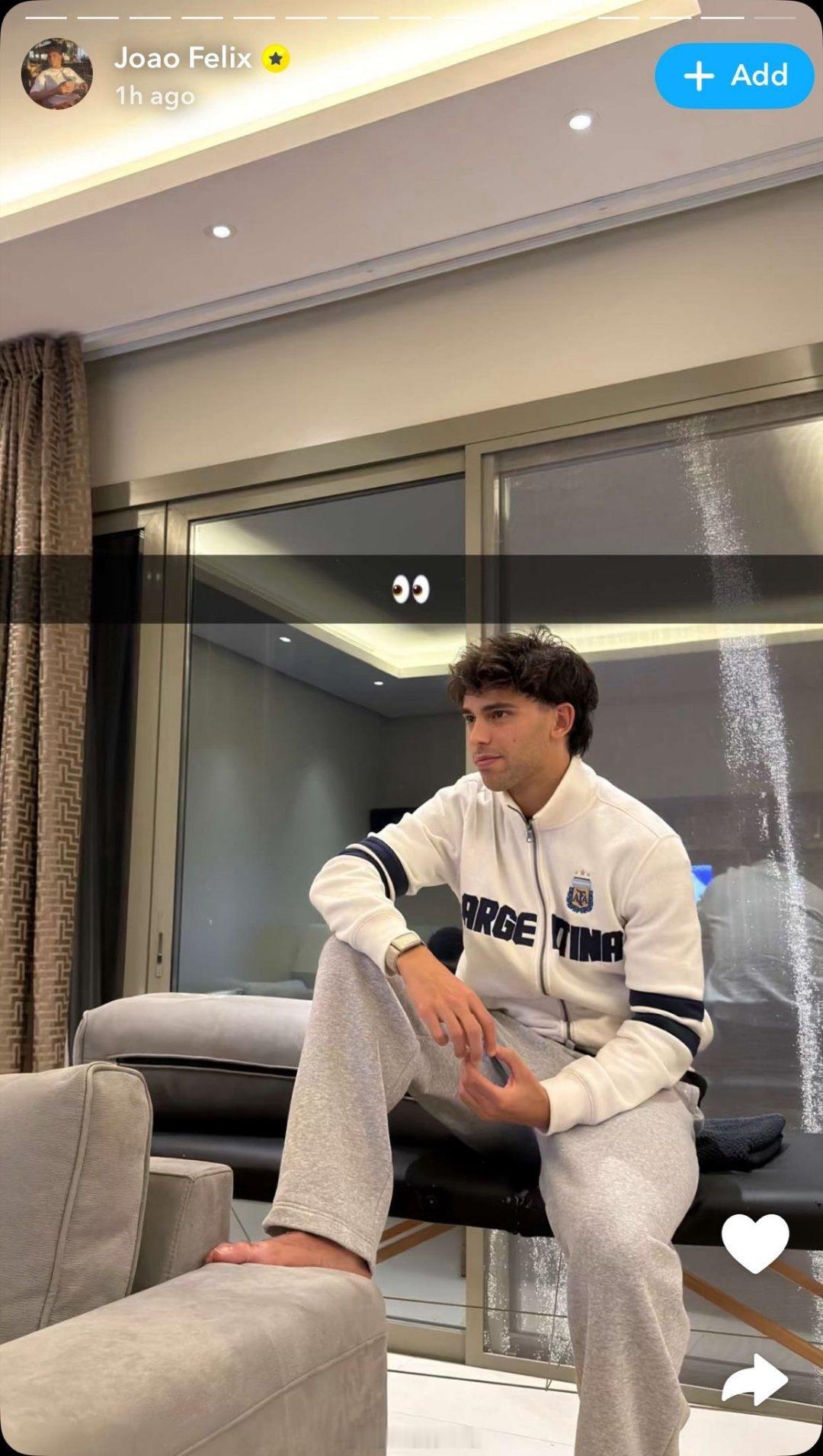 葡萄牙🇵🇹国家队和利雅得胜利球员若昂·菲利克斯在 Snapchat 上穿着阿