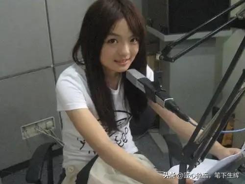 徐佳莹是一位有编制让人们羡慕的教师，她在湖南省祁东县一所职业中专当老师，今年28