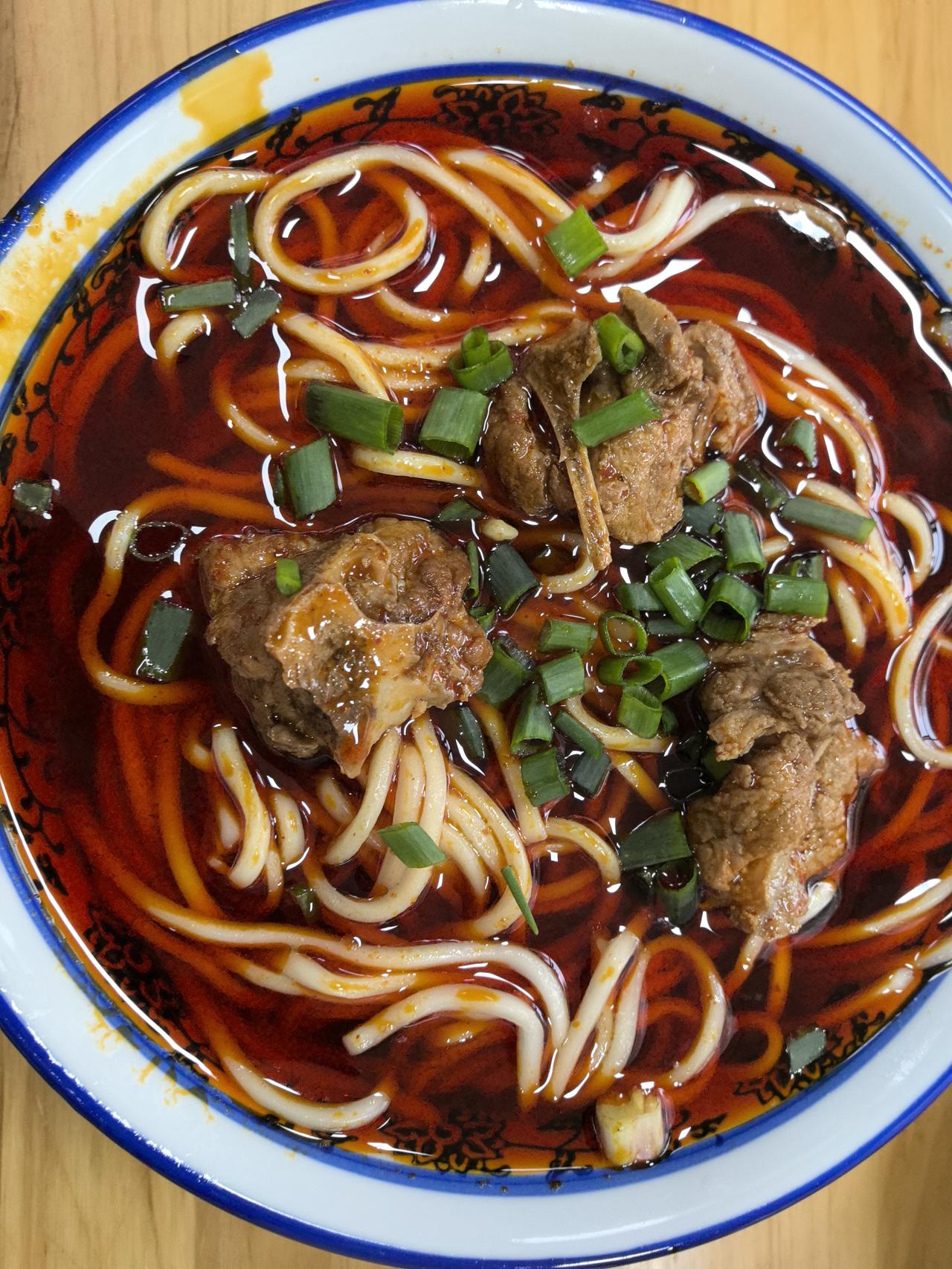 清明假期的最后一天，逛吃成都东光街。

一改昔日的脏乱印象，东光街头面貌已焕然一