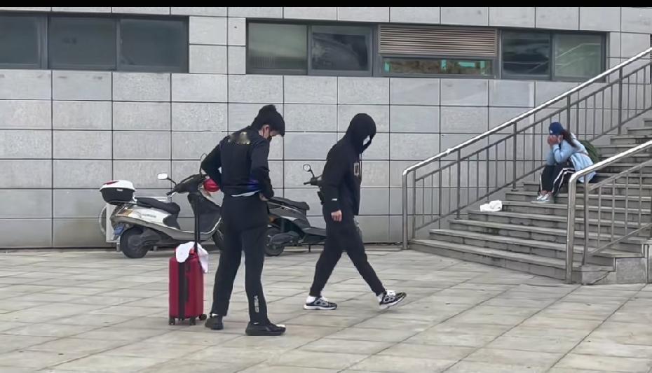 果然00后的黑历史都是高清的
那年陵水的街头，风嗷嗷的
楚钦老师跟兄弟
冷到当街