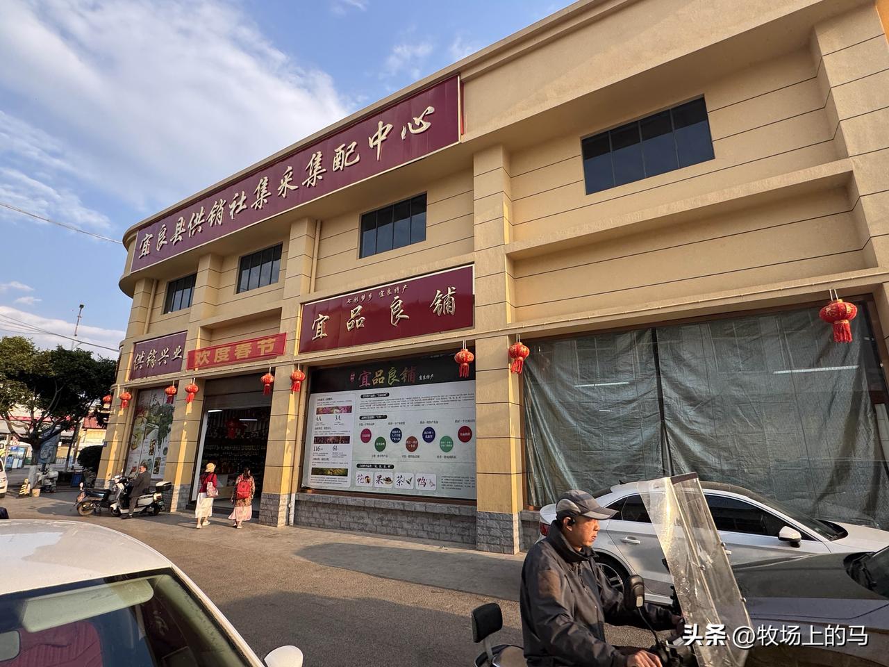 图一为宜良供销社。图二．三为圆通山建筑。图四五六为开远黑泥村民居。