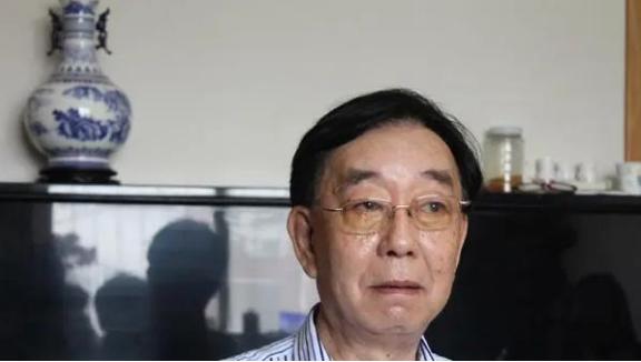 1983年，一位民工胡乱敲击饭盒的节奏被一个人无意间听到，谁曾想，就是这个敲饭盒