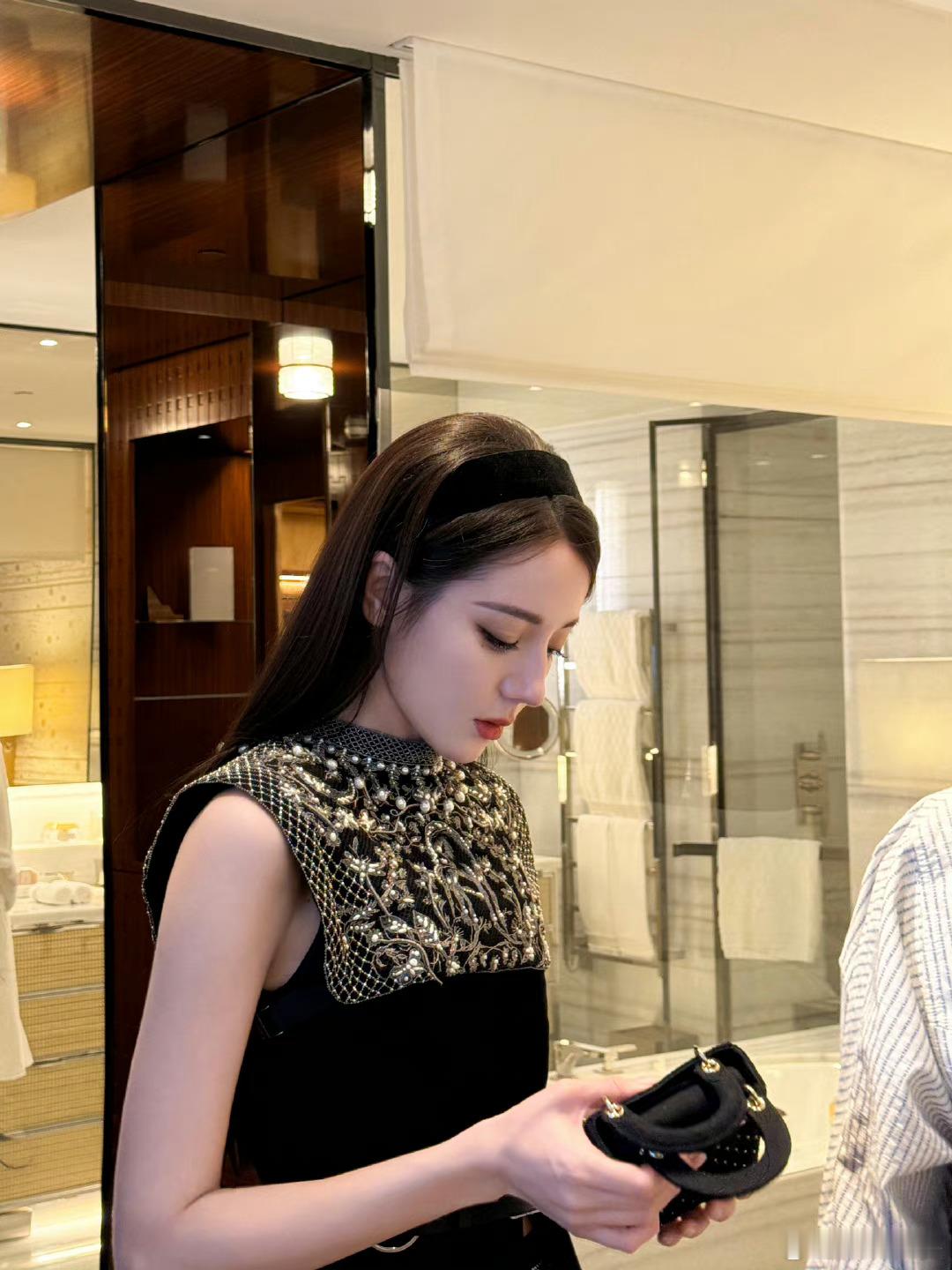 #金鹤龙 迪丽热巴妆造#热巴这次的妆造真的绝美，非常适合她，美女姐姐贴贴[羞嗒嗒