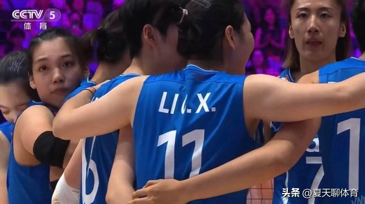 破防了[流泪][流泪]被中国女排赛后这张照片给整破防了！赢了乌克兰女排后，大家紧