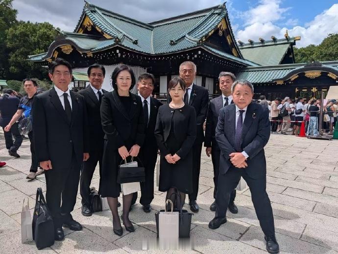 汉奸平，把腿岔开，跟条狗一样的缩脖驼背自我矮化…… 